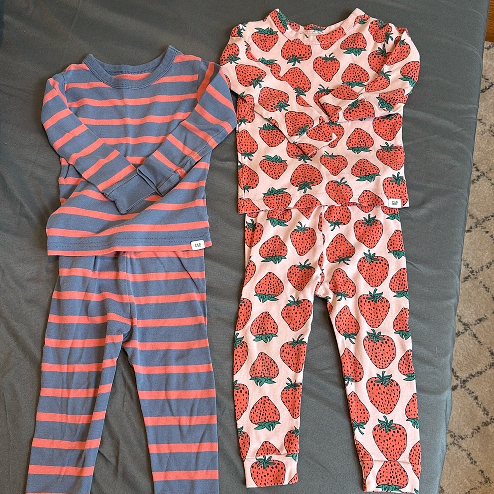 Toddler Gap pajamas bundle - size 18/24 months